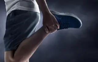 Hombre Estirando las articulaciones Hipnosis Deportiva Instituto de Hipnosis y Psicologia