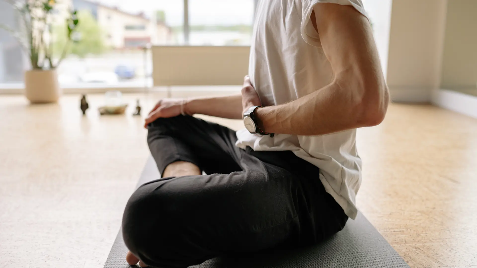 Hombre meditando Hipnosis Deportiva Instituto de Hipnosis y Psicologia