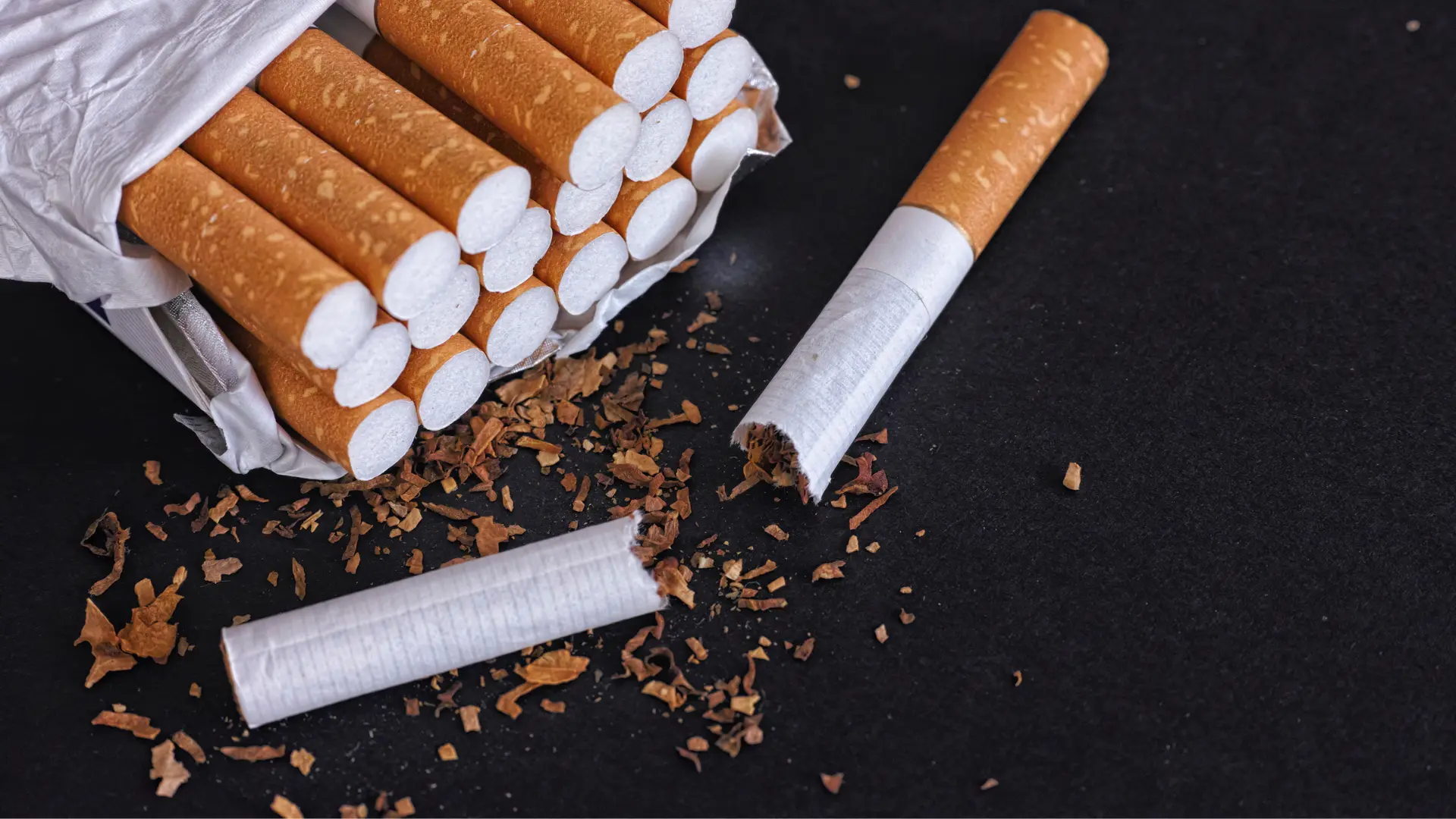 Cajetilla de cigarrillos con cigarro roto Dejar de fumar en Sevilla Instituto de Hipnosis y Psicología