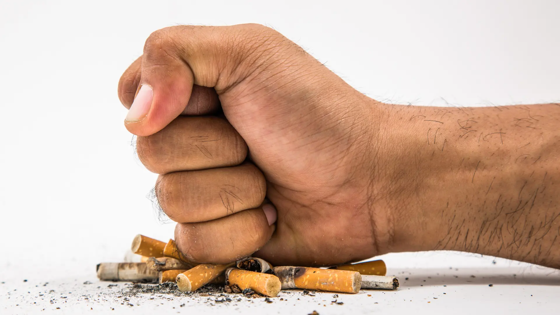 Mano Aplastando el Tabaco Dejar de fumar en Sevilla Instituto de Hipnosis y Psicología